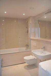 里加Skanstes Apartment Free Parking的浴室配有卫生间、盥洗盆和淋浴。
