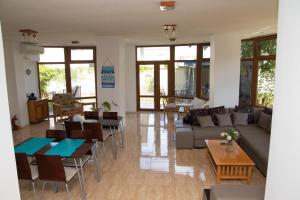 科斯蒂内什蒂Vila Nautica的客厅配有沙发和桌椅