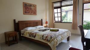 乌布Nyuh Gading Accommodation Ubud的一间卧室配有一张床铺,床上有毯子