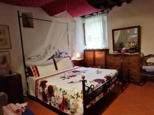 拉达-因基安蒂Agriturismo Podere Tegline的一间卧室配有一张床、梳妆台和镜子