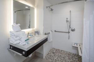 森尼维耳市桑尼维尔酒店的浴室配有盥洗盆、镜子和毛巾