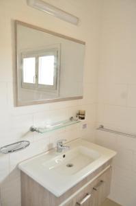 米多恩Ranch Tanit Djerba的白色的浴室设有水槽和镜子