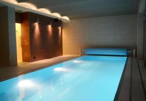卢德维克夫普拉斯健康酒店的浴室里设有蓝色灯光的游泳池