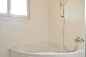 米多恩Ranch Tanit Djerba的带淋浴和浴缸的白色浴室