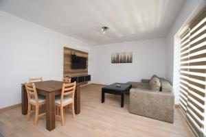 克拉多沃Zanes Apartment的客厅配有桌子和沙发