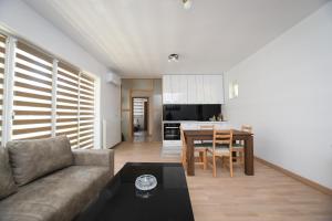 克拉多沃Zanes Apartment的客厅配有沙发和桌子