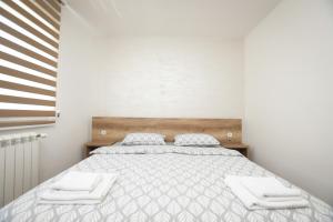 克拉多沃Zanes Apartment的一间卧室配有一张床,上面有两条毛巾