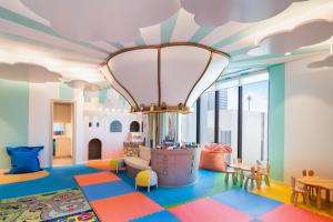 富查伊拉富吉拉海滩皇宫度假村的儿童游戏室,天花板上云彩