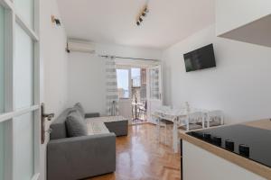 伯德古拉Apartman Ana Borić的客厅配有沙发和桌子