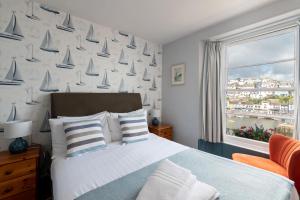 布里克瑟姆Harbour View的一间卧室设有一张床,墙上设有一扇窗户