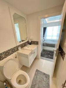 乔木提恩海滩ELEGANT 1 Bedroom in Orient Resort & Spa的一间带卫生间、水槽和镜子的浴室
