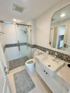 乔木提恩海滩ELEGANT 1 Bedroom in Orient Resort & Spa的一间带水槽、卫生间和镜子的浴室