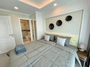 乔木提恩海滩ELEGANT 1 Bedroom in Orient Resort & Spa的一间大卧室,房间内设有一张大床