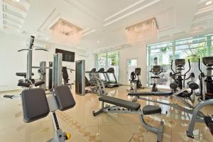 乔木提恩海滩ELEGANT 1 Bedroom in Orient Resort & Spa的健身房设有数台跑步机和健身自行车