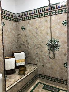 拉巴特Riad Majorelle的带淋浴、水槽和淋浴的浴室