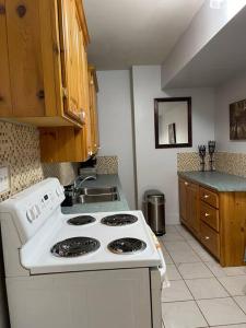 Grande-DigueMy Cozy Apartment Cottage的厨房配有白色炉灶和水槽