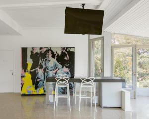 斯特雷萨Un sogno sul lago Home Relax的一间带桌椅和绘画的用餐室