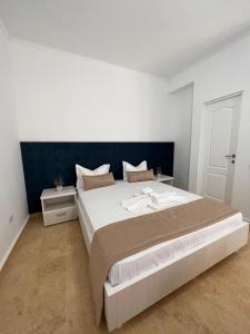 尼普顿Vila Puky的一间卧室配有一张大床和蓝色床头板