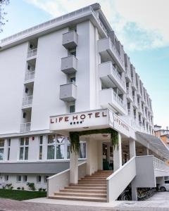 比比翁Life Hotel的建筑上标有生活酒店标志
