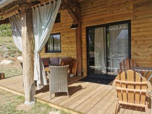 BlieuxLa Peyregoune, logement en pleine nature et table d'hôtes的小屋设有躺椅和庭院
