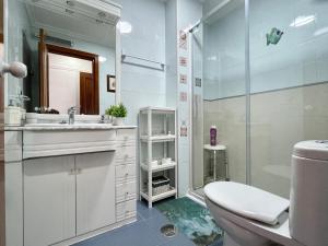 阿尔玛格鲁El MIRADOR DE LOPE的浴室配有卫生间、盥洗盆和淋浴。