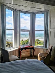 锡斯凯尔Westcliff的卧室设有海景窗户。