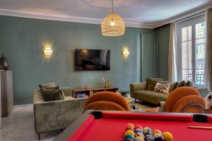 尼斯Maison Lamartine - Nice的客厅设有台球桌和电视。