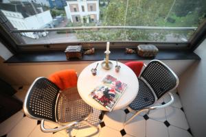 乌得勒支辛厄尔住宿加早餐旅馆的窗户客房内的桌椅