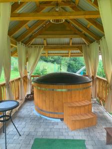 米卢夫卡Domek Nieledwia的一个带热水浴缸的大型木制凉亭