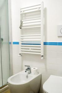 萨莱诺DANLÚ的一间带水槽、卫生间和镜子的浴室