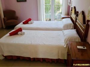 卡拉加尔达纳Villa Can Pere Cala Galdana Menorca的带窗户的客房内设有两张单人床。