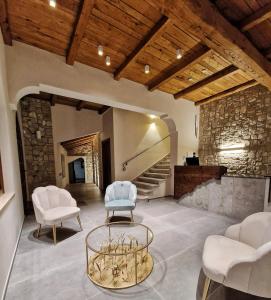 San RufoResort Agriturismo Maliandi的客厅配有两把椅子和一张桌子