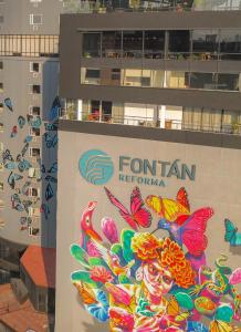 墨西哥城Hotel Fontan Reforma Centro Historico的蝴蝶楼边的标志