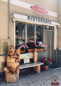 瓦尔迪耶里Spada Reale的商店前设有木凳的餐厅