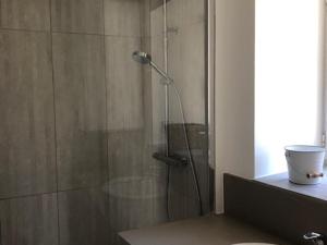 洛克马里亚Maison Locmaria, 3 pièces, 4 personnes - FR-1-418-91的浴室里设有玻璃门淋浴