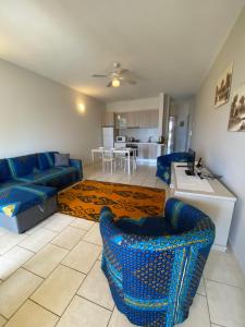 萨尔雷Sea view Ka Paola, Praia Cabral, Boa Vista, FREE WI-FI的客厅配有蓝色的沙发和桌子
