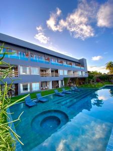 马拉戈日Villa Pantai Boutique Hotel Maragogi的一个带游泳池和躺椅的度假胜地
