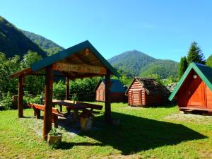 莫伊科瓦茨Private accommodation Kalezić的野餐区,设有野餐桌和帐篷