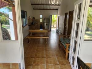 圣贝尔纳多德尔比恩托El ensueño的房屋的走廊,带桌子和厨房