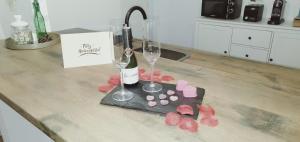 里亚萨Apartamento Marcajada的带2个酒杯和粉红色饼干的厨房台