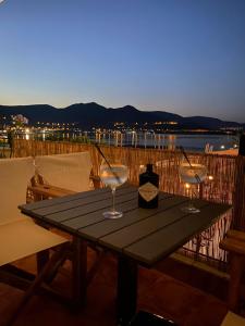 伊拉克里萨Guest house del Mar的甲板上桌子上放着两杯酒