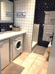赛尼翁Logement calme avec vue sur le Luberon的一间带洗衣机和淋浴的浴室