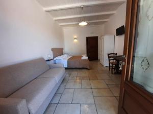 奥斯图尼masseria LAMA DI GALIZIA的客厅配有沙发和1张床