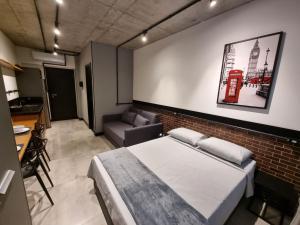 伊达贾伊APTO Studios的一间卧室设有一张床和砖墙