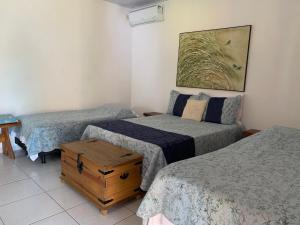皮雷诺波利斯Estancia Maria的客房设有两张单人床和一张桌子。