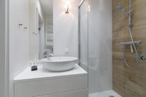 詹塔尔Apartament Muszelka Jantar TriApart的白色的浴室设有水槽和淋浴。