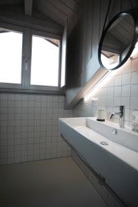 都灵Cibrario Cit Apartment_Square的一间带水槽和镜子的浴室