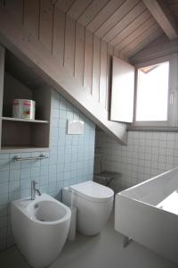 都灵Cibrario Cit Apartment_Square的浴室配有卫生间、盥洗盆和浴缸。