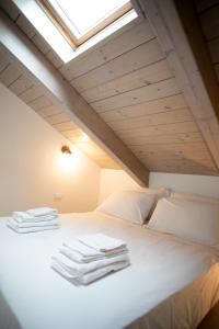 都灵Cibrario Cit Apartment_Square的卧室配有白色床和天窗