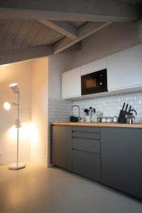 都灵Cibrario Cit Apartment_Square的一个带柜台和一盏灯的厨房